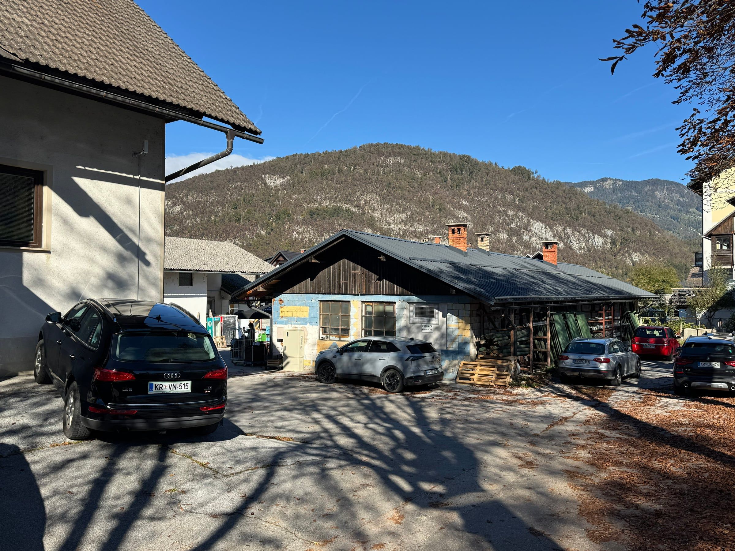 Parkirišče in staro industrijsko poslopje nekdanje Gradbene, kjer bo zgrajenih 23 stanovanj