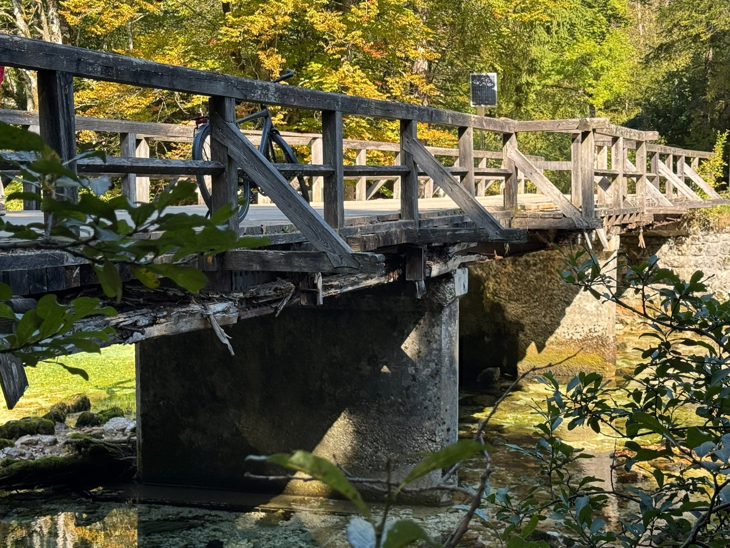 Stari leseni most čez Savico v Ukancu med jesenskim drevjem